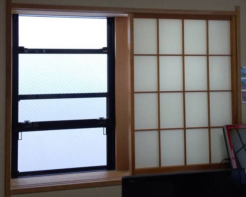 横浜トーヨー住器の和室に合わせた内窓。和紙調硝子のインプラスの施工後の写真2