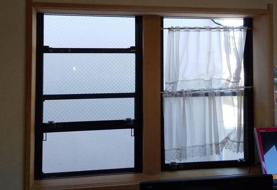 横浜トーヨー住器の和室に合わせた内窓。和紙調硝子のインプラスの施工前の写真1
