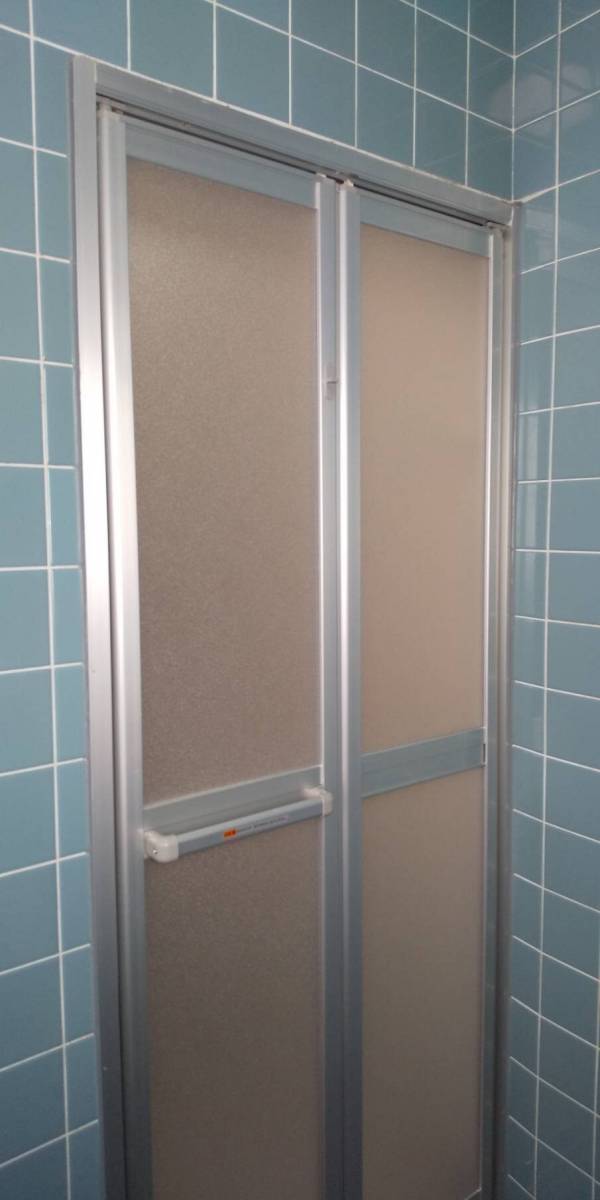 横浜トーヨー住器の古くなった浴室ドアを簡単交換！！浴室ドアのカバー工事の施工後の写真1