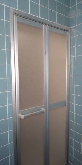 横浜トーヨー住器の古くなった浴室ドアを簡単交換！！浴室ドアのカバー工事施工事例写真1