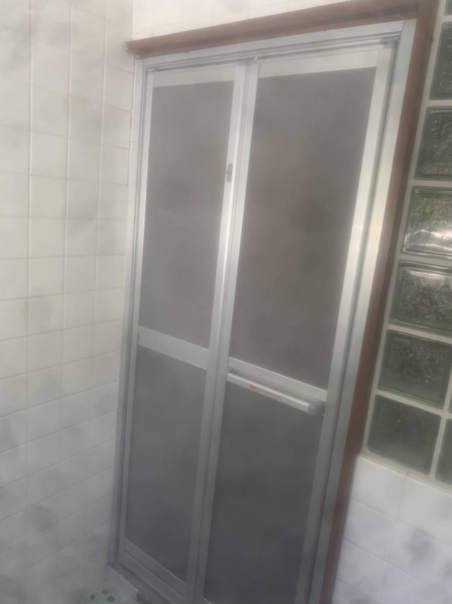 横浜トーヨー住器の古くなった浴室のドアも簡単工事で新品に！の施工前の写真1