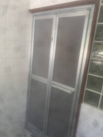 横浜トーヨー住器の古くなった浴室のドアも簡単工事で新品に！施工事例写真1