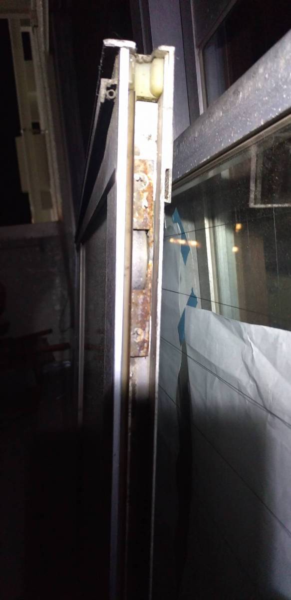 横浜トーヨー住器の戸車交換でガタつく窓の開閉をスムーズにの施工前の写真1