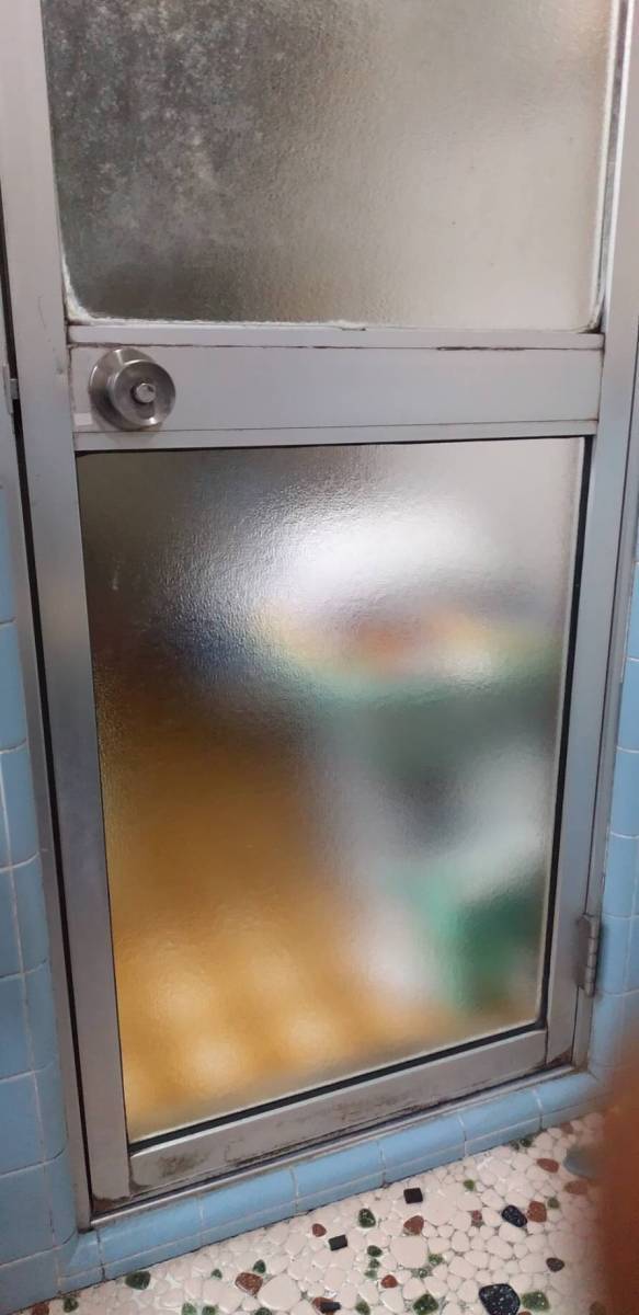 横浜トーヨー住器の浴室ドアのガラス交換工事の施工後の写真1
