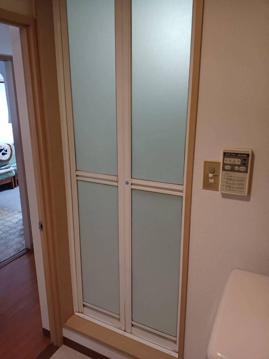 横浜トーヨー住器の浴室ドア　お掃除よりも交換！？の施工前の写真1