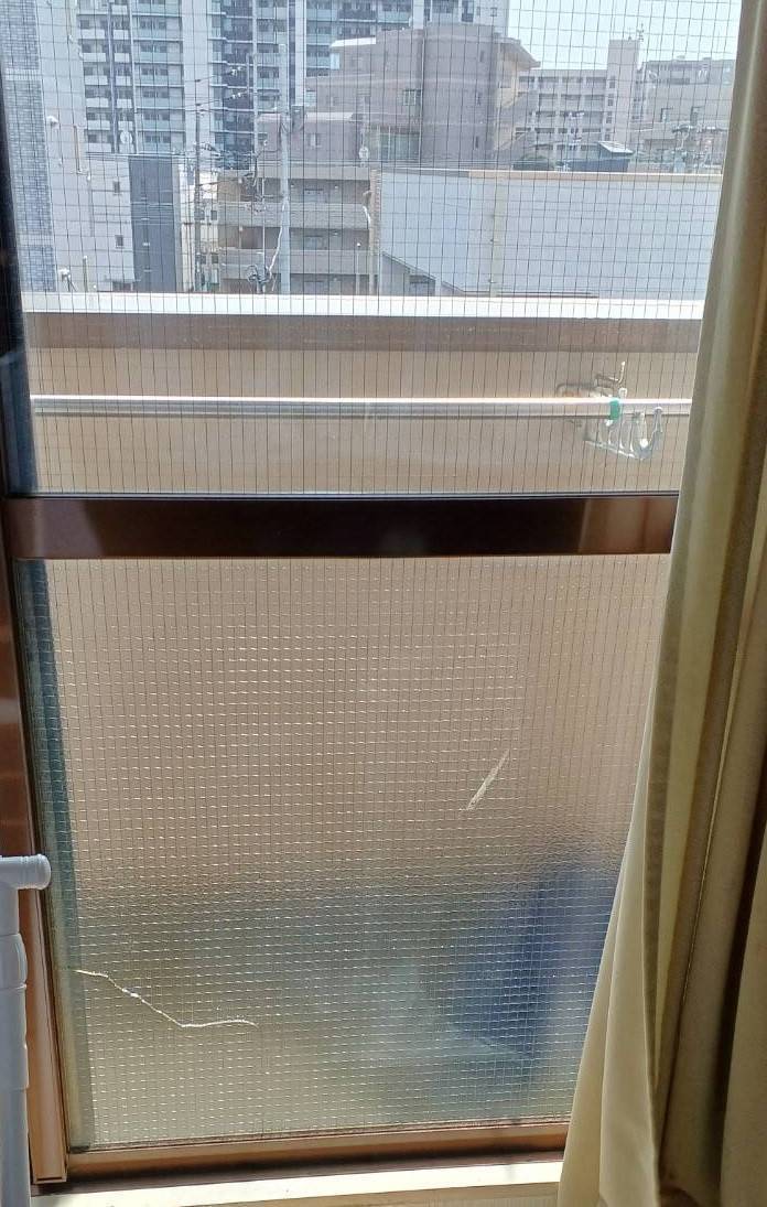 横浜トーヨー住器の早めの雨風対策　割れた窓ガラス交換工事の施工前の写真1