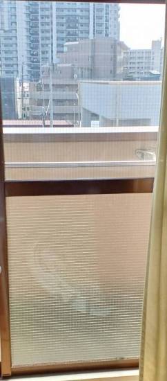 横浜トーヨー住器の早めの雨風対策　割れた窓ガラス交換工事施工事例写真1