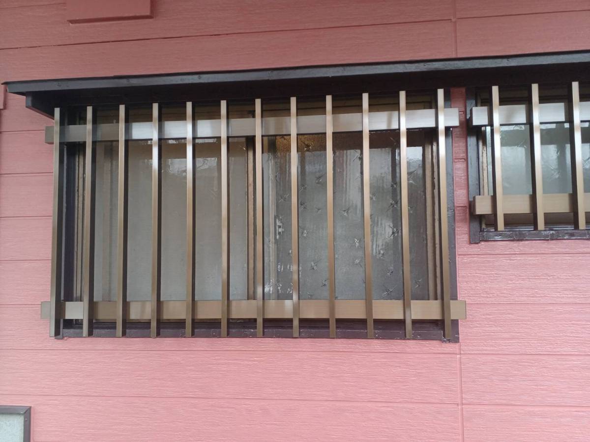 横浜トーヨー住器の窓の防犯対策！　面格子取付工事の施工後の写真1