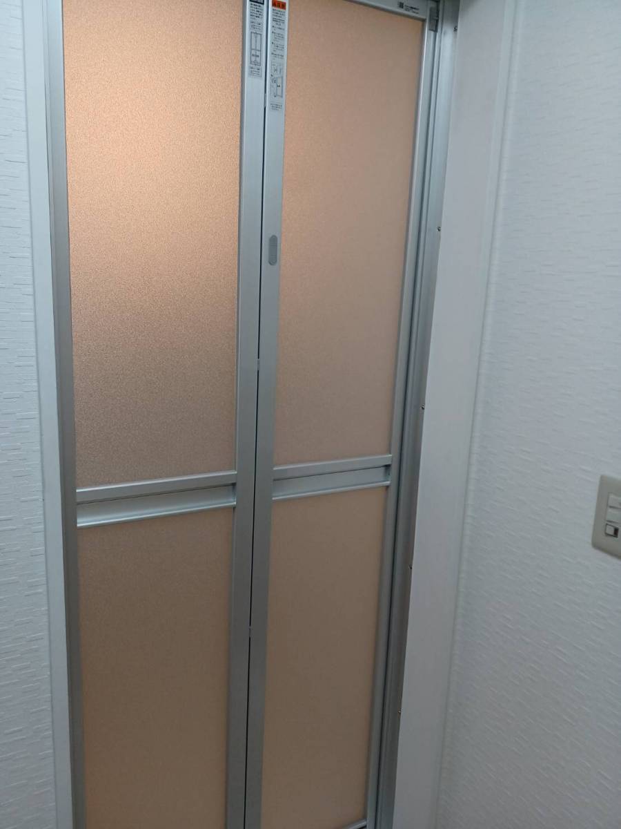 横浜トーヨー住器の汚れの落ちにくい浴室ドア。カバー工事ならあっという間に新品ドアへの施工後の写真1