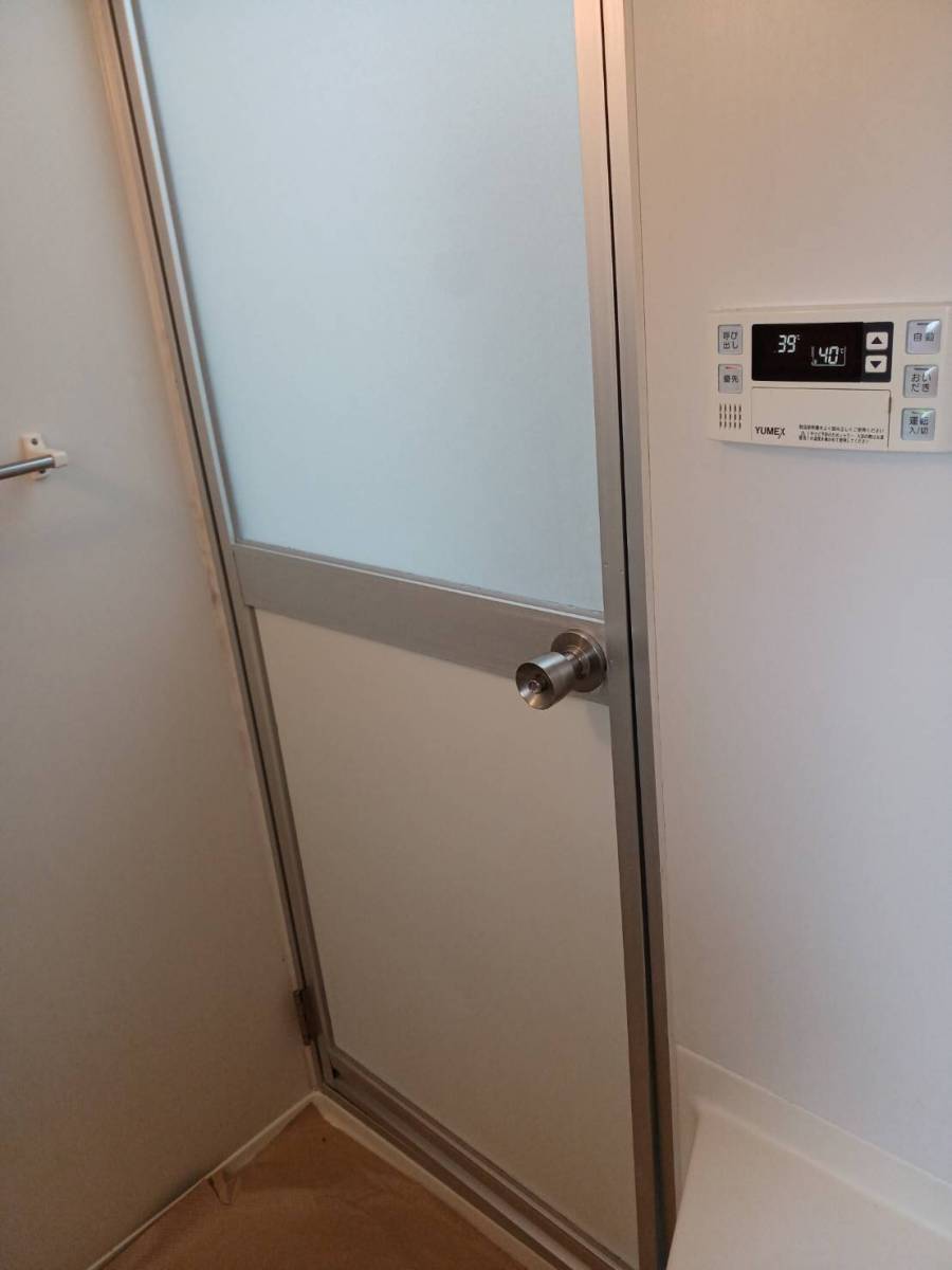横浜トーヨー住器の汚れの落ちにくい浴室ドア。カバー工事ならあっという間に新品ドアへの施工前の写真1