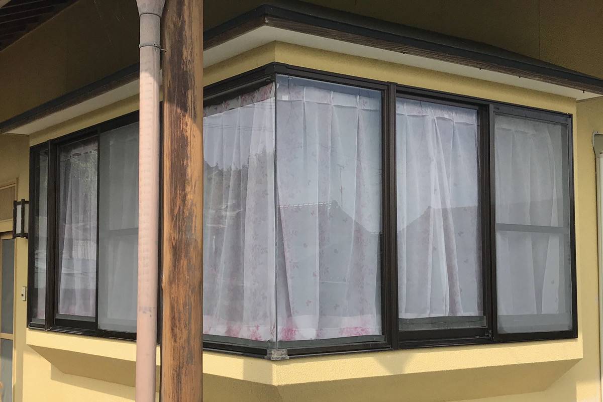 フクシマ建材のコーナー出窓に台風対策の施工前の写真1