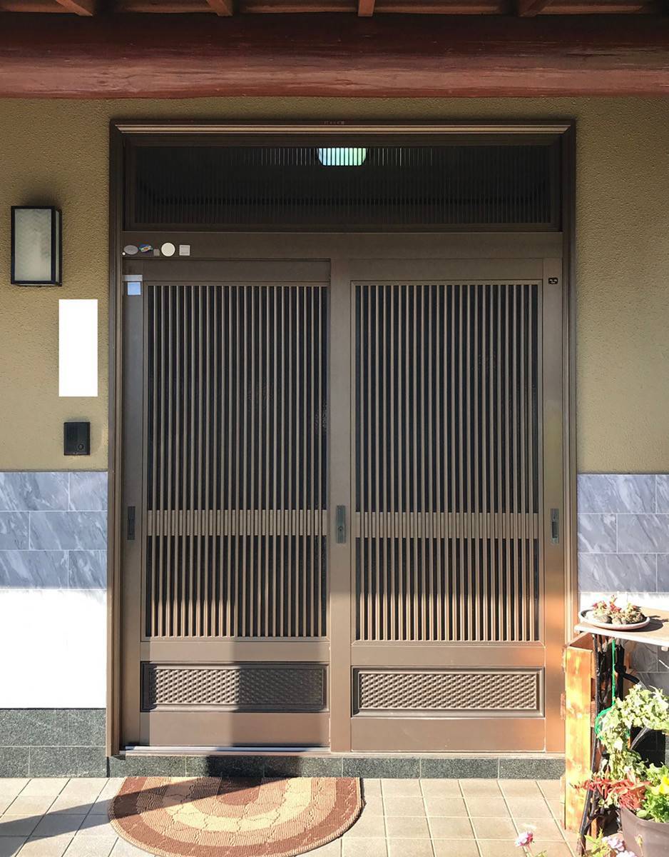 フクシマ建材の玄関1Dayリフォームの施工前の写真1