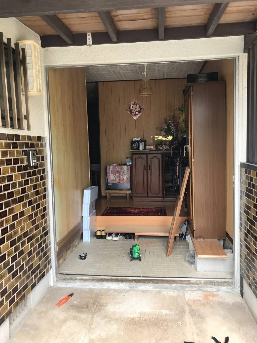 フクシマ建材の玄関ドア→玄関引戸へ！！の施工前の写真2