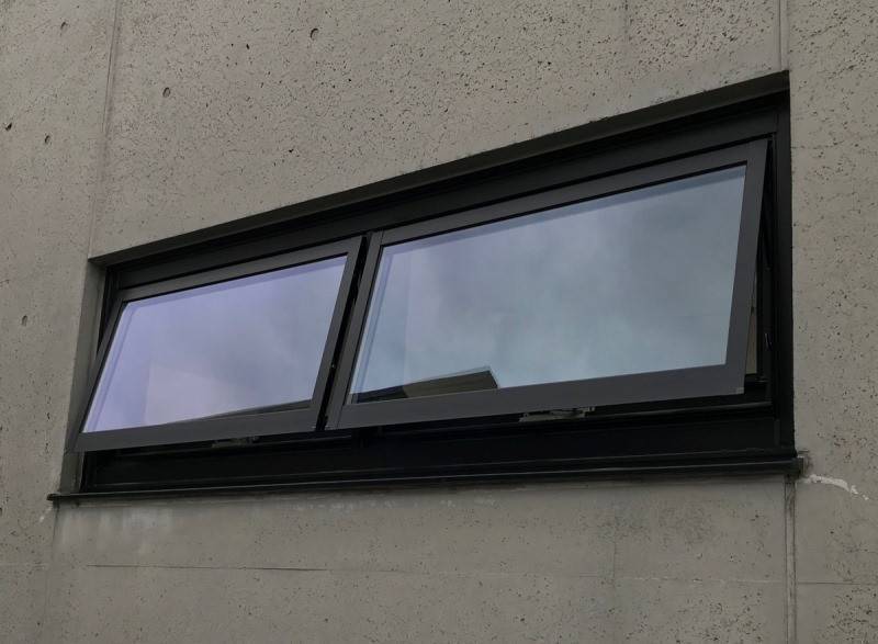 フクシマ建材のカバー工法で排煙窓をリフォームの施工後の写真2