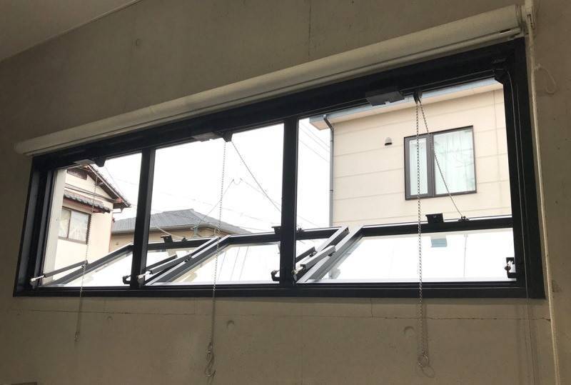 フクシマ建材のカバー工法で排煙窓をリフォームの施工前の写真1