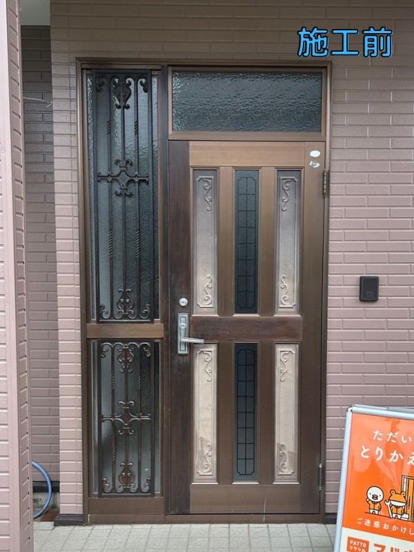 桶庄トーヨー住器の千葉県|一宮町|新しい玄関で気になるがたつきも解消!さらにリモコンキーでらくらく開け閉め♪の施工前の写真1