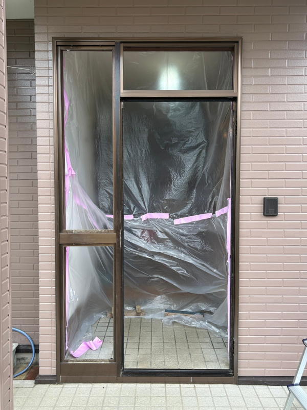桶庄トーヨー住器の千葉県|一宮町|新しい玄関で気になるがたつきも解消!さらにリモコンキーでらくらく開け閉め♪の施工前の写真2