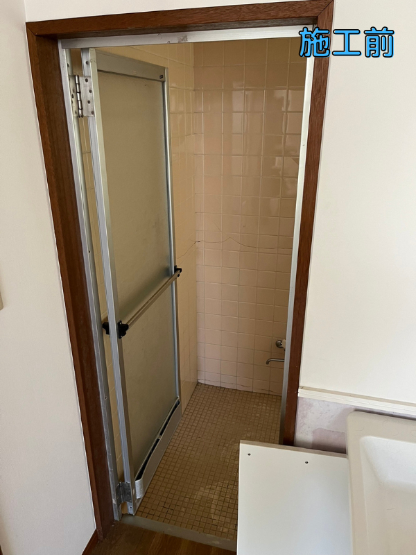 桶庄トーヨー住器の千葉県|一宮町|カバー工法で使いやすい浴室ドアへリフォーム!の施工前の写真1
