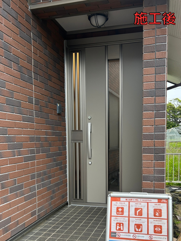 桶庄トーヨー住器の千葉県|白子町|外壁カバー工法後でも可能!リシェント玄関ドアの施工後の写真1