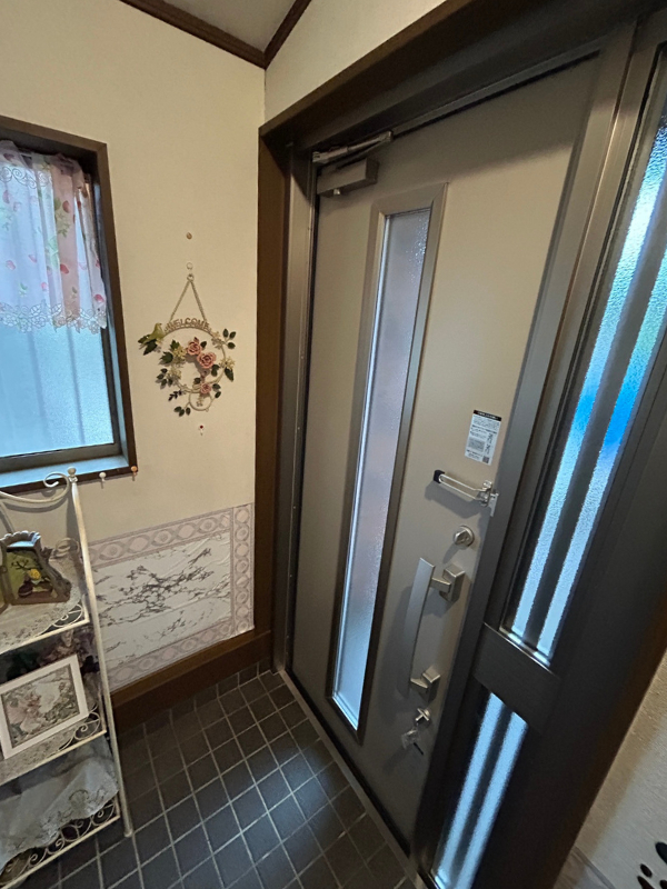 桶庄トーヨー住器の千葉県|白子町|外壁カバー工法後でも可能!リシェント玄関ドアの施工後の写真3