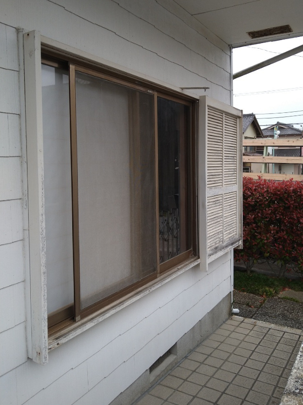 桶庄トーヨー住器の千葉県｜雨戸パネル交換で快適に！採風仕様で風が通るリフォーム雨戸の施工前の写真2