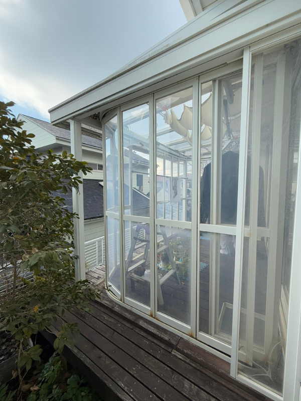 桶庄トーヨー住器の千葉県｜勝浦市｜サンルームのデッキ劣化・窓のサビを解消！LIXILサニージュで快適空間にリフォームの施工前の写真2