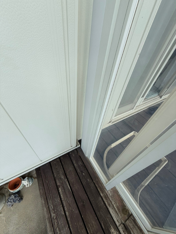 桶庄トーヨー住器の千葉県｜勝浦市｜サンルームのデッキ劣化・窓のサビを解消！LIXILサニージュで快適空間にリフォームの施工前の写真3