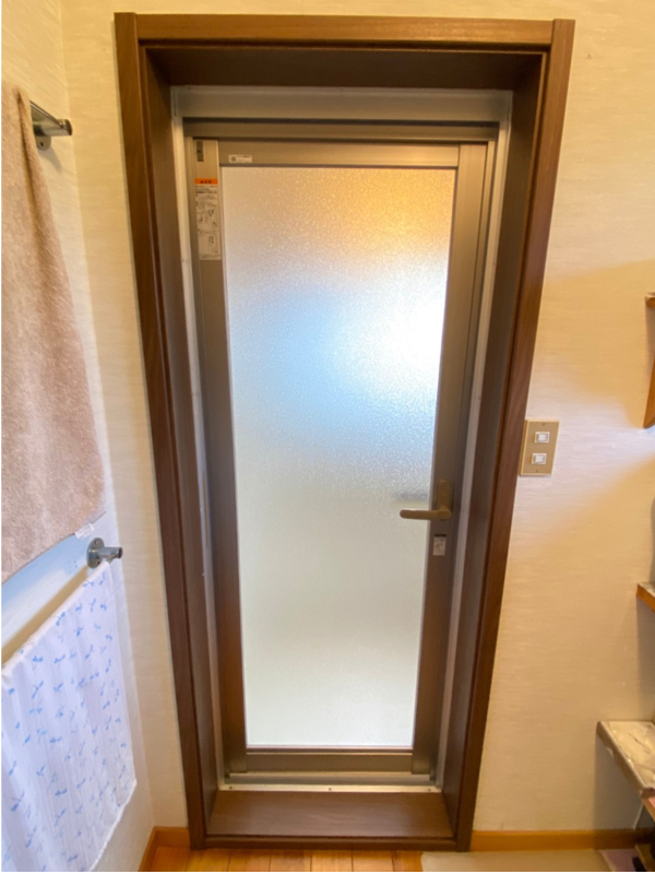 桶庄トーヨー住器の千葉県｜大網白里市｜古くなった浴室折戸をカバー工法でドアに交換！カビ・汚れもスッキリ解消✨の施工後の写真3