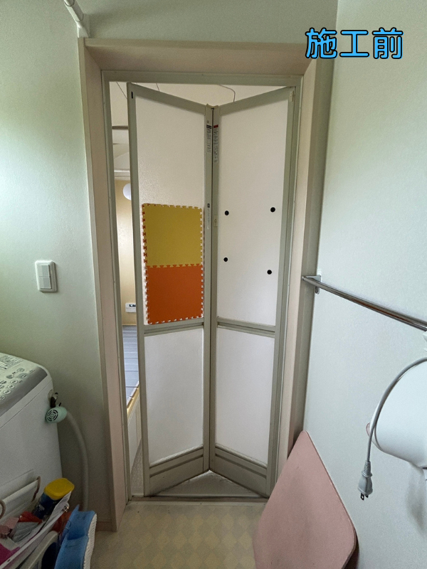 桶庄トーヨー住器の千葉県｜茂原市｜ユニットバス折戸の割れと開閉不調を本体交換で解決🚿の施工前の写真1