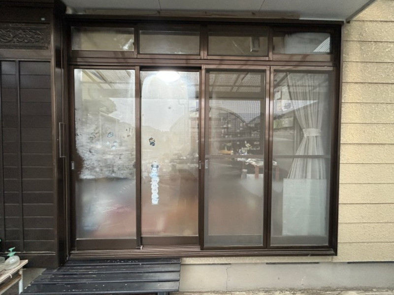 桶庄トーヨー住器の千葉県｜一宮町｜冬の寒さと結露にサヨナラ！リプラスのカバー工法で大開口窓も1日で断熱リフォームの施工前の写真2