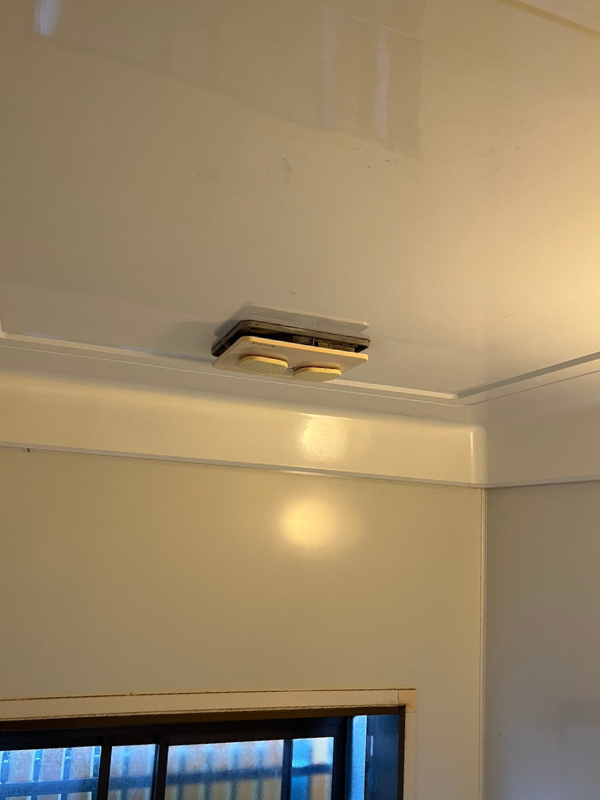 桶庄トーヨー住器の千葉県｜長生郡｜浴室ドアが1日で復活！割れたパネルも解決する快適リフォームの施工前の写真2