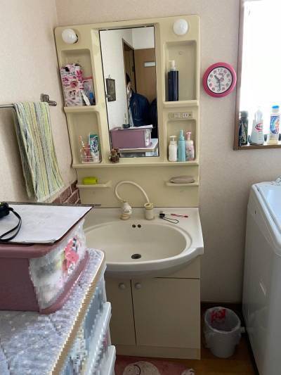 桶庄トーヨー住器の洗面化粧台リフォーム工事の施工前の写真1