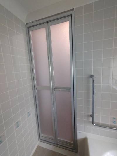 桶庄トーヨー住器の浴室折戸リフォーム工事の施工後の写真1