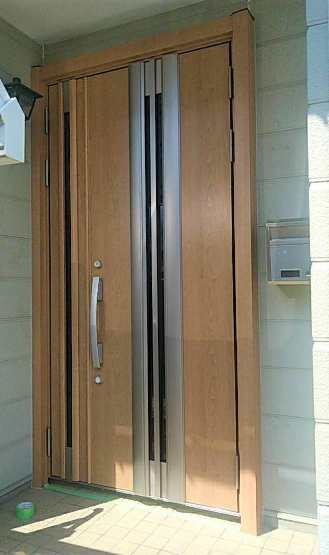 ハオス本店の玄関ドア（リシェント）で完璧窓リフォームの施工後の写真1