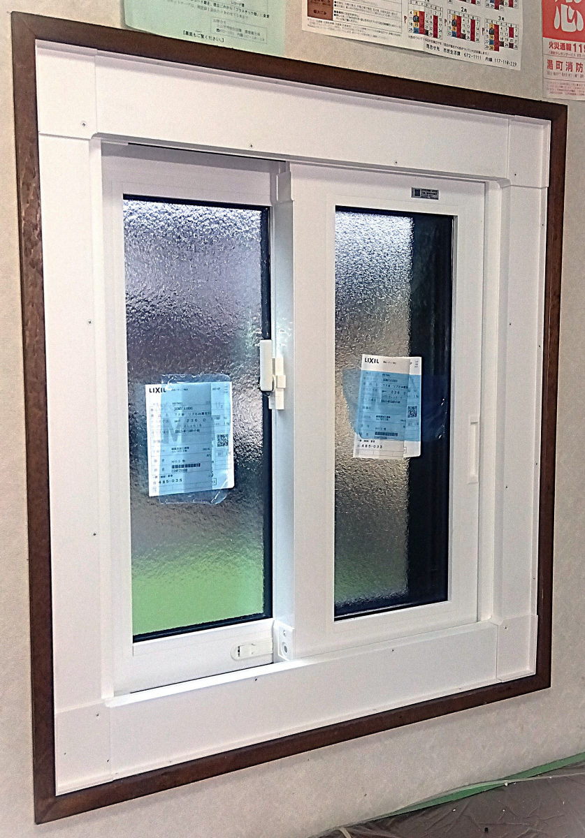 ハオス本店の結露が止まらないルーバー窓を断熱樹脂窓にの施工後の写真1