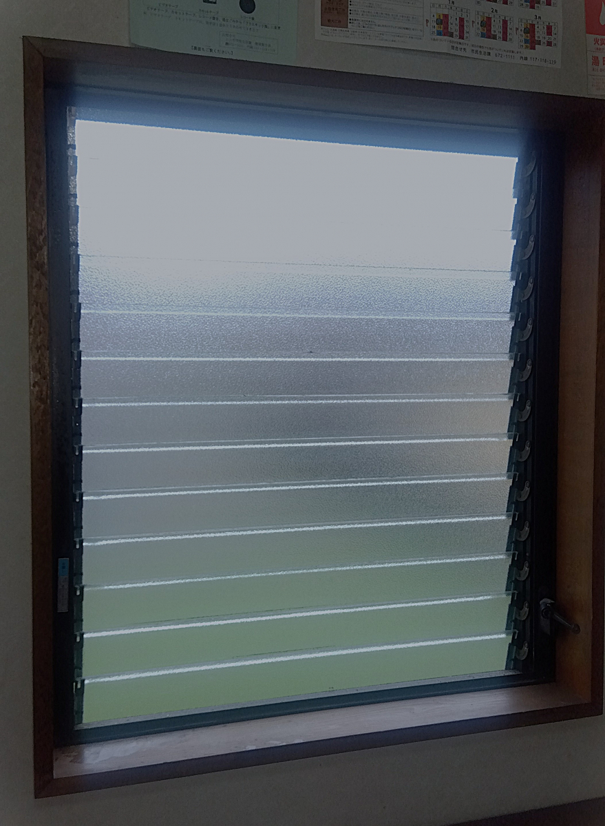 ハオス本店の結露が止まらないルーバー窓を断熱樹脂窓にの施工前の写真1