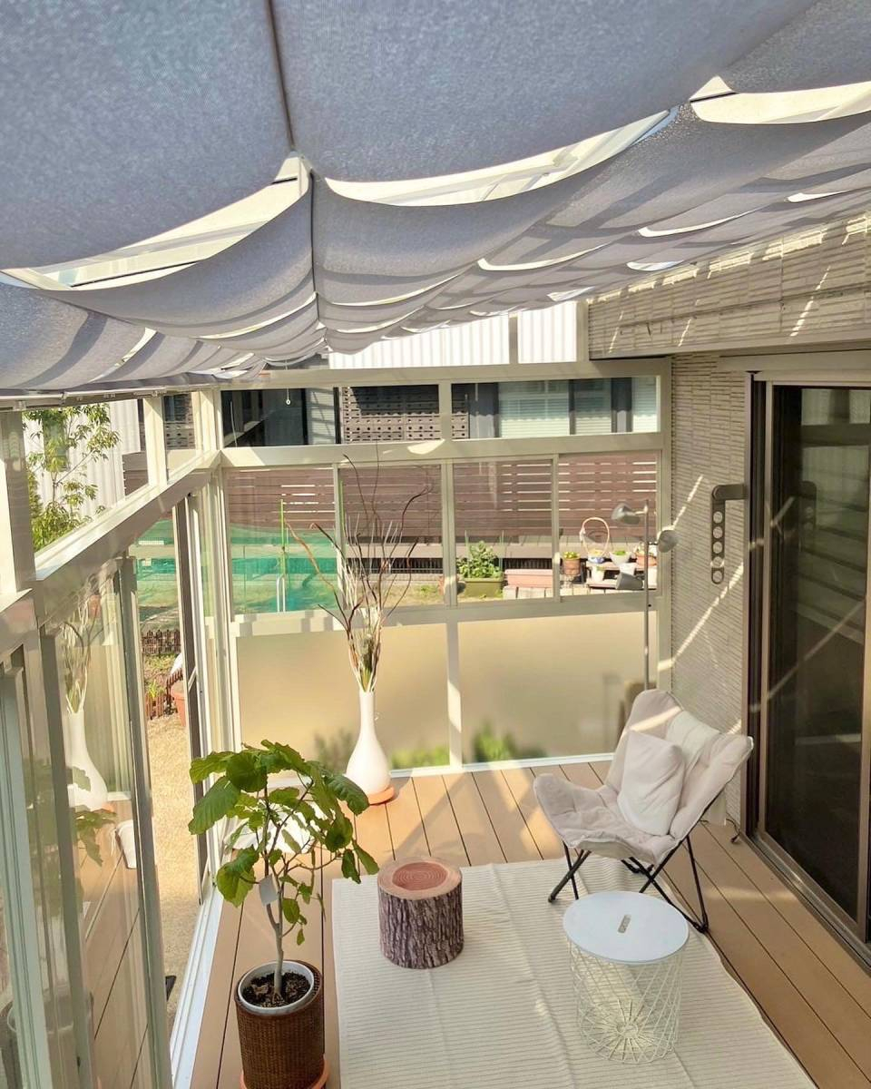 ヤシオトーヨー住器のウッドデッキ＋サンルーム取り付けでおしゃれな空間に🎵／樹ら楽ステージ／サニージュの施工後の写真1
