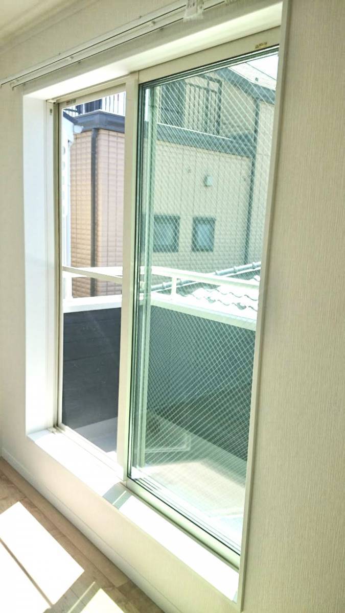 ヤシオトーヨー住器の【インプラス】半日で窓のリフォーム完了の施工前の写真1