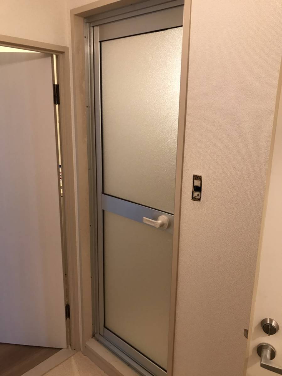 ヤシオトーヨー住器の【カバー工法】お風呂のドアを変更しました！の施工後の写真1