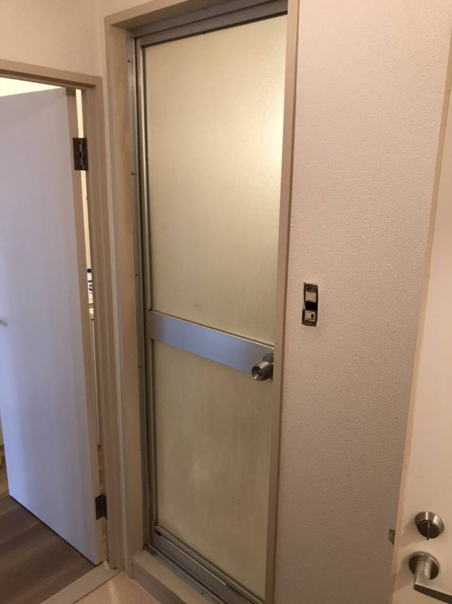 ヤシオトーヨー住器の【カバー工法】お風呂のドアを変更しました！の施工前の写真1