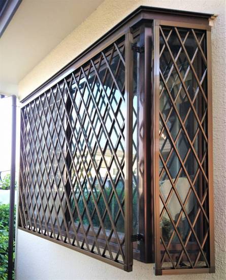 ヤシオトーヨー住器の窓に面格子を取り付け施工事例写真1