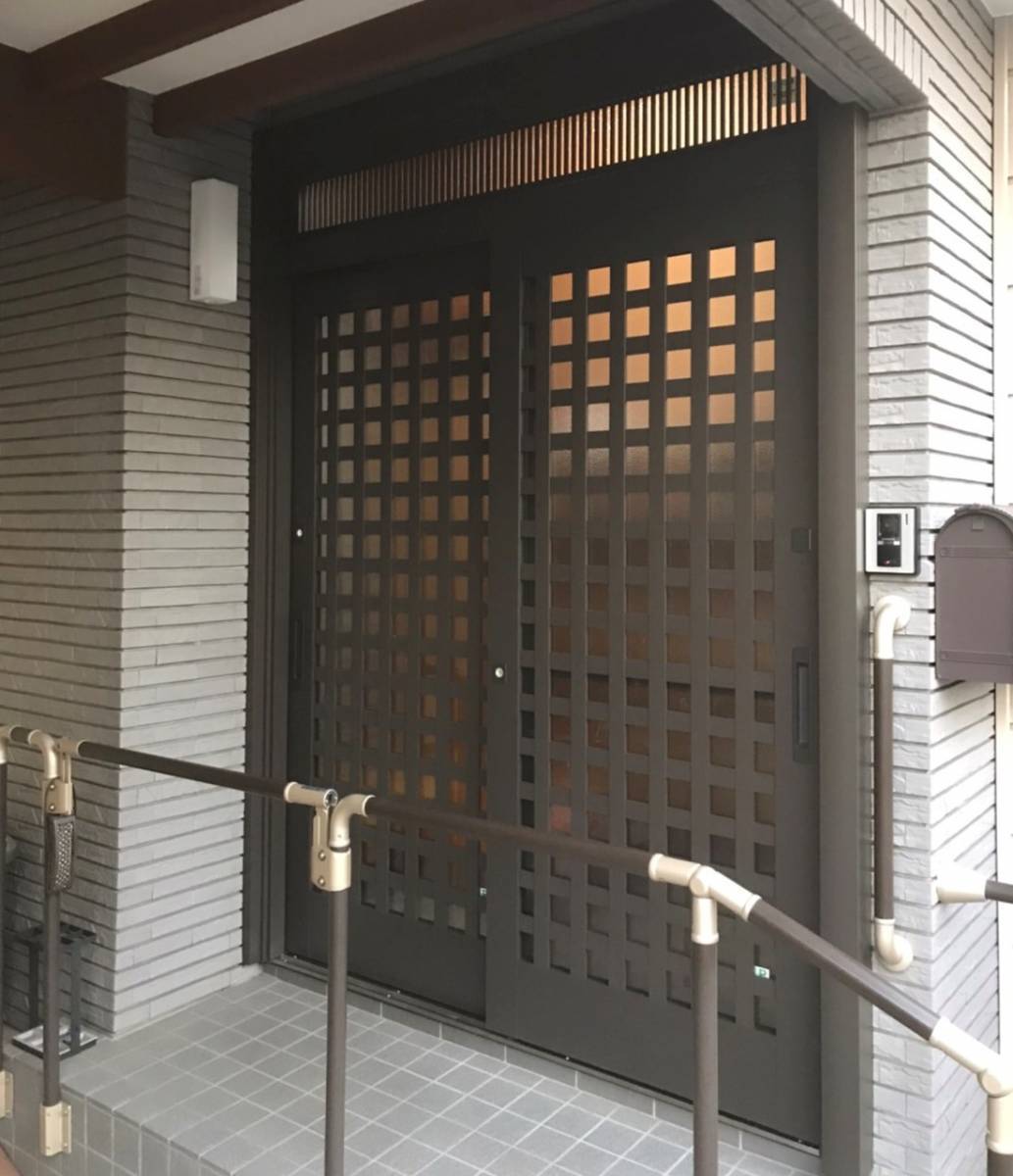ヤシオトーヨー住器の【リシェント】1日で玄関リフォームの施工後の写真1