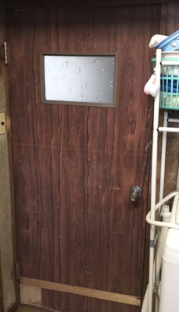 ヤシオトーヨー住器のお風呂のドアを大変身！の施工前の写真1