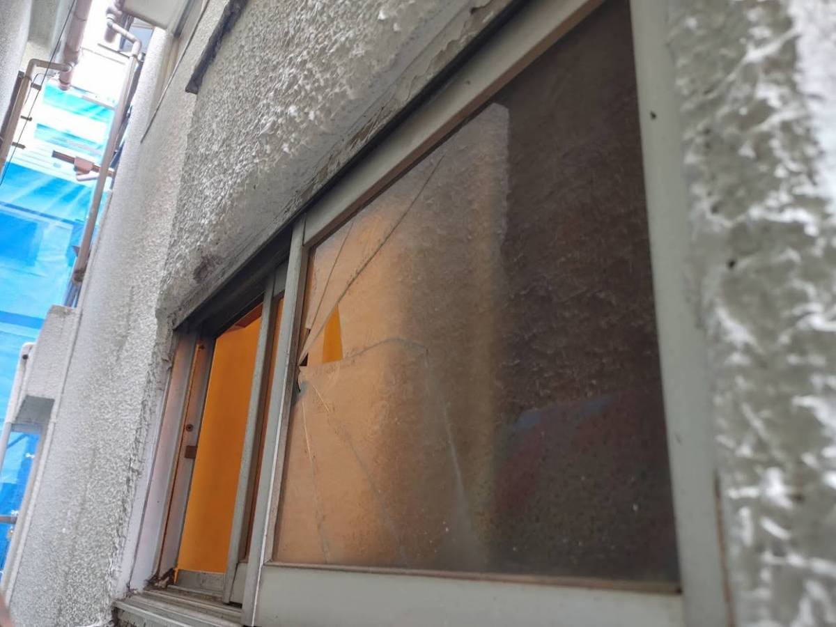 ヤシオトーヨー住器のガラスが割れた！すぐにご連絡ください☎の施工前の写真1