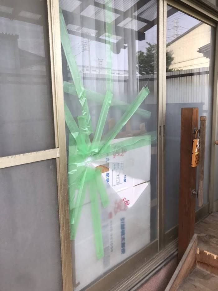 ヤシオトーヨー住器のガラスが割れてしまった！の施工前の写真1