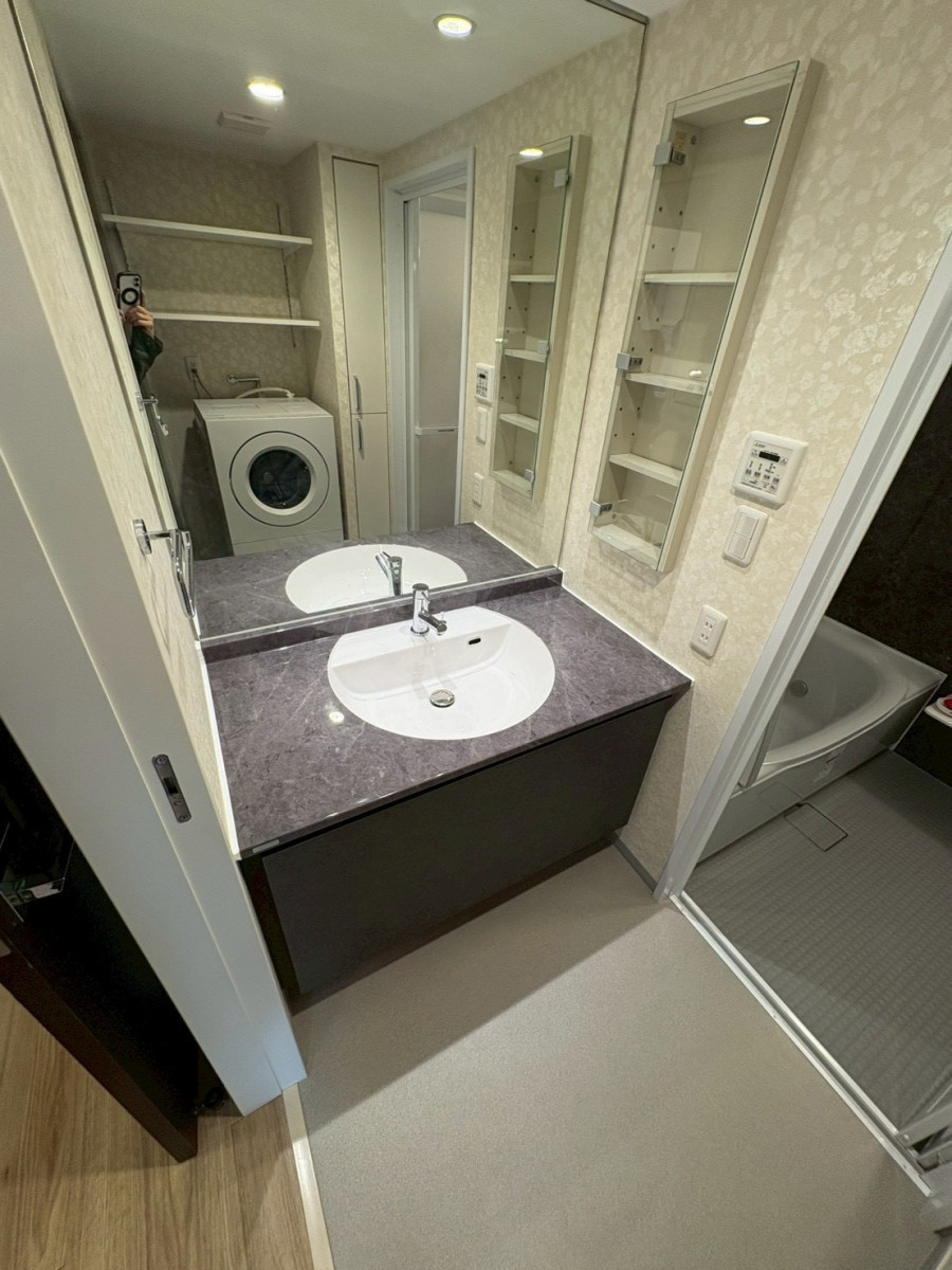 ヤシオトーヨー住器の洗面化粧台『ルミシス』の施工後の写真1