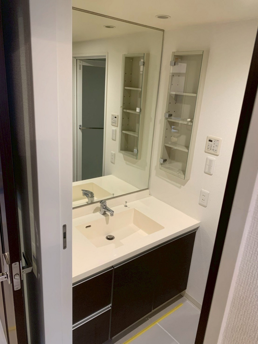 ヤシオトーヨー住器の洗面化粧台『ルミシス』の施工前の写真1