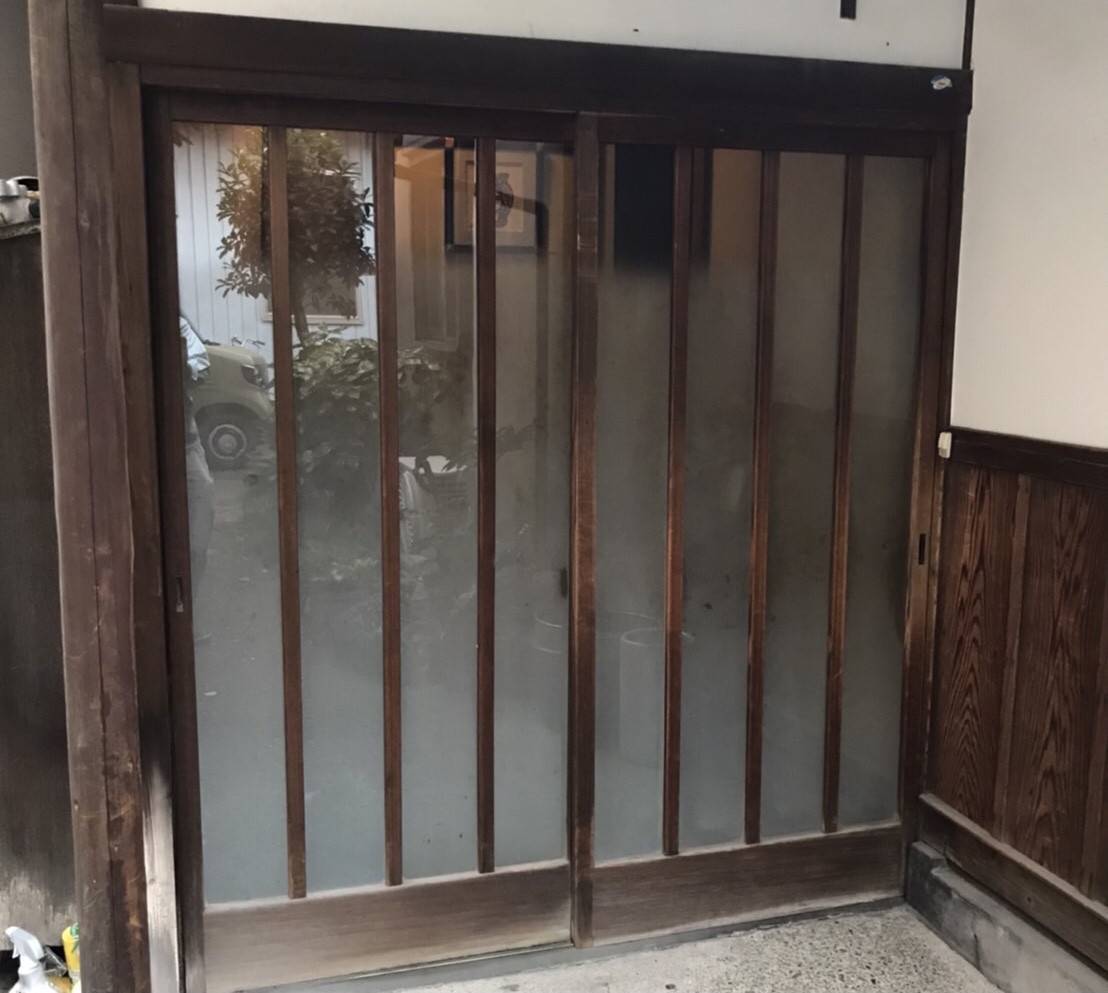 ヤシオトーヨー住器の玄関のお悩みがスッキリ解決！の施工前の写真1