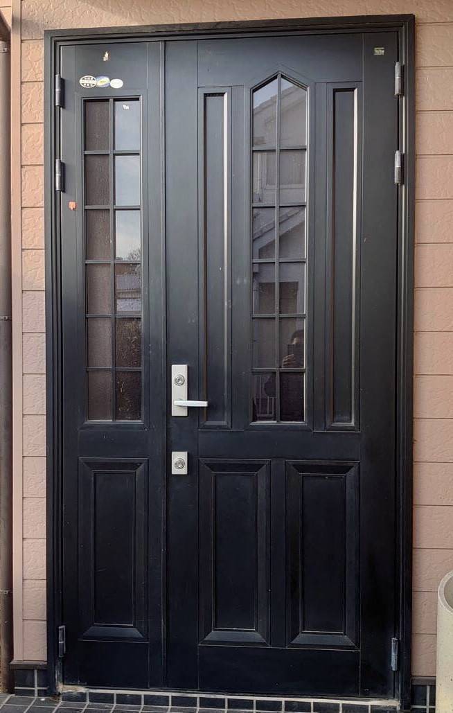 ヤシオトーヨー住器の鍵を閉めたまま、換気が可能に！採風玄関ドアの施工前の写真1