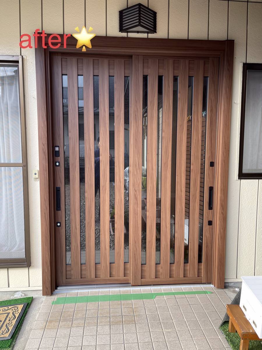 マド専門店 KATOのおしゃれで機能的な玄関引戸に交換してもらいたい。の施工後の写真1
